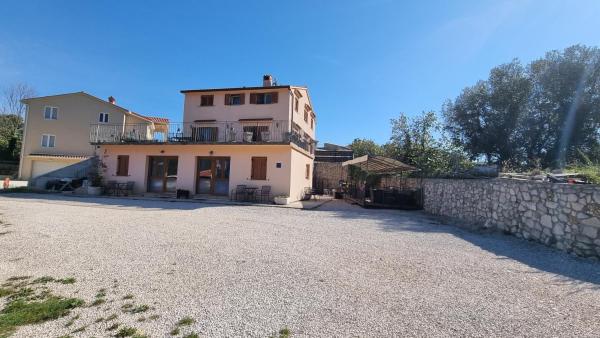 Nella foto è visibile l'oggetto Apartmani Barbara Brseč situato nella città di Brseč (Bersezio).