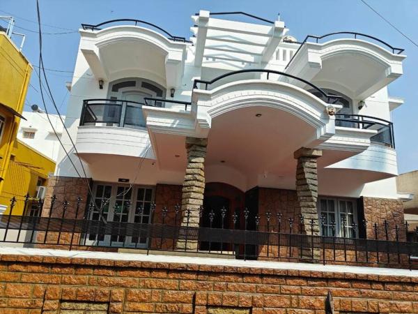 Na zdjęciu widoczny jest obiekt Waterfall Villa - 4BHK położony w mieście Mysuru.