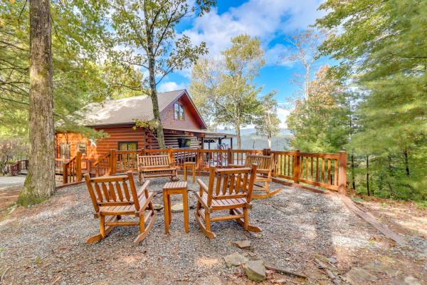 La photo montre l'objet Cozy Cherry Log Cabin with Hot Tub and Mountain Views! situé dans la ville de Cherry Log.
