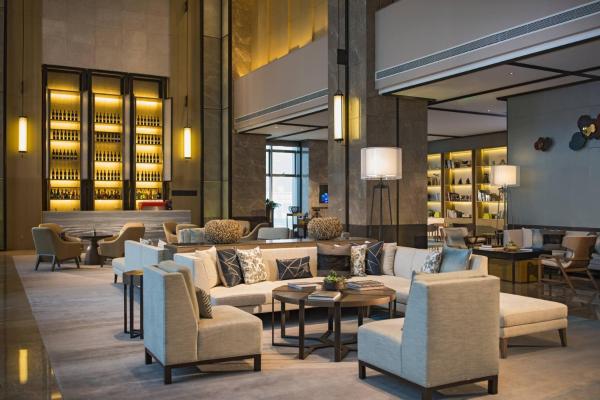 The photo shows the Chongqing Marriott Hotel located in the city of Nan'an.