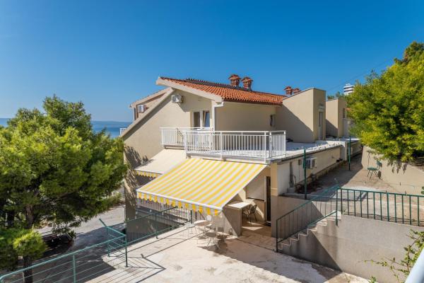 Kuvassa näkyy kohde Apartments by the sea Duce, Omis - 946, joka sijaitsee kaupungissa Duće.