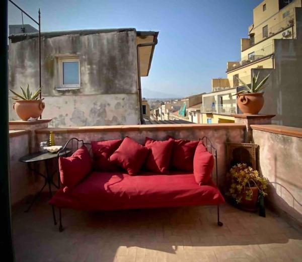 A la foto es mostra l'objecte Casa Gentile situat a la ciutat de Catània.