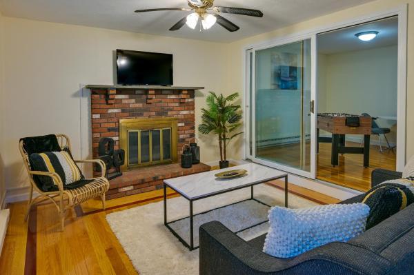 写真にはデッドハム市にあるBoston Duplex with Foosball Table 11 Mi to Downtownが写っています。