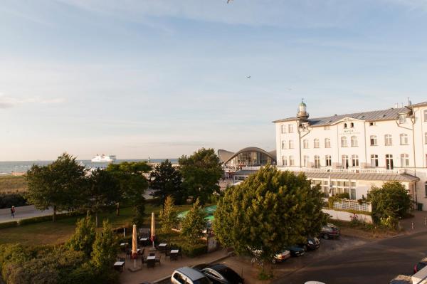 Na fotografii je vidět objekt Villa Meerblick Warnemünde - Ferienwohnung mit Meerblick in erster Reihe zum Strand und Promenade nacházející se ve městě Warnemünde.