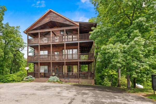A la foto es mostra l'objecte Smoky Mountain Lodge cabin situat a la ciutat de Sevierville.