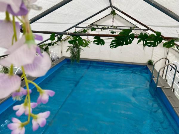 På billedet ses objektet Mini Love Island style guest house includes personal warm 24 hour swimming pool, outdoor bathtub, BBQ and fire pit, all this is secretly located in the busy suburbs of Nottingham beliggende i byen Nottingham.