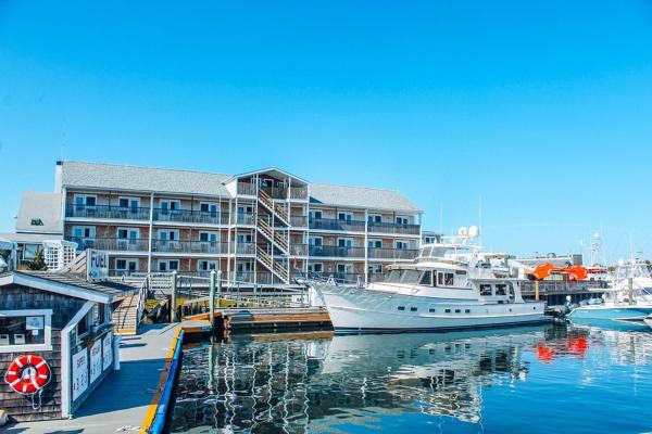A la foto es mostra l'objecte The Hotel at Cape Ann Marina situat a la ciutat de Gloucester.