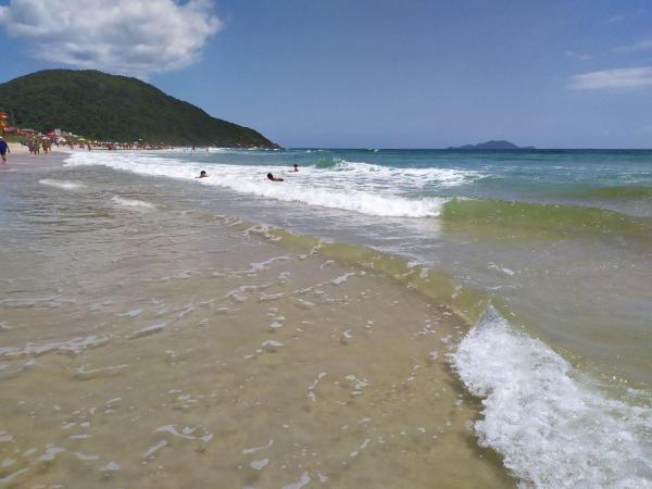 På billedet ses objektet Apto Maravilhoso, a 2 minutos da praia! no centro dos Ingleses beliggende i byen Florianópolis.