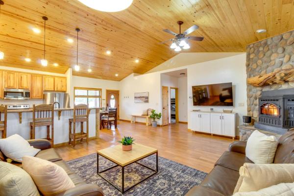 A la foto es mostra l'objecte 1-Acre Fenced Yard: Pet-Friendly Show Low Cabin! situat a la ciutat de Snowflake.