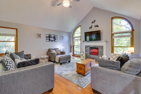 A la foto es mostra l'objecte Hot Tub, Deck and Game Room Spacious Poconos Escape situat a la ciutat de Stroudsburg.