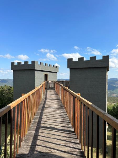 The photo shows the Pousada do Rei Arthur located in the city of Piranga.