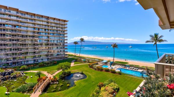 Nella foto è visibile l'oggetto The Whaler Resort: Suite 515~Studio with Stunning Center Courtyard & Ocean Views situato nella città di Lahaina.