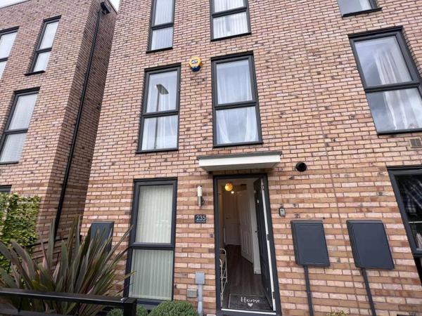 Luxury 10 Bed Palace w/ Parking, Birmingham
