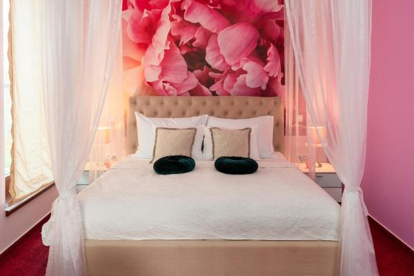 Na fotografii je vidět objekt Design Hotel Romantick nacházející se ve městě Třeboň.