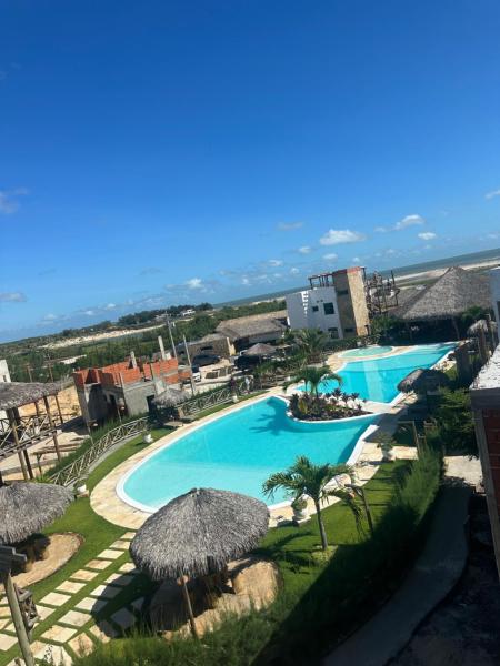 The photo shows the Chalé em condomínio beira mar located in the city of Barrinha.