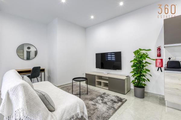 A lovely 1BR home with Balcony just off the coast by 360 Estates, Saint Julianʼs