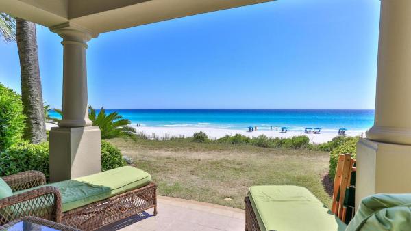 Na zdjęciu widoczny jest obiekt Grandview 102 - Fabulous Beach Front Ground Floor położony w mieście Destin.