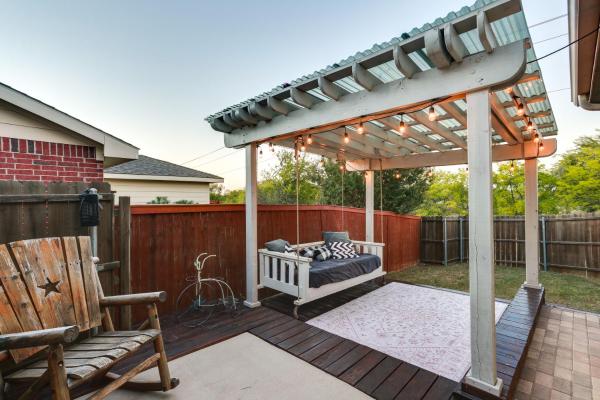 Na foto é possível ver o objeto Patio, Pergola and Pool Access Aubrey Retreat! localizado na cidade de Corinth.