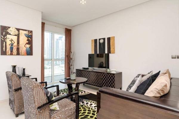 Na zdjęciu widoczny jest obiekt Comfortable 2 Bed - Near Marina Mall położony w mieście Dubaj.