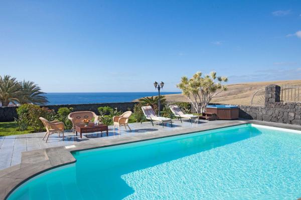 A la foto es mostra l'objecte Bright And Spacious Puerto Calero Villa 3 Bedrooms Villa Viejo Dos Private Pool & Wonderful Scenic Views Lanzarote situat a la ciutat de Yaiza.