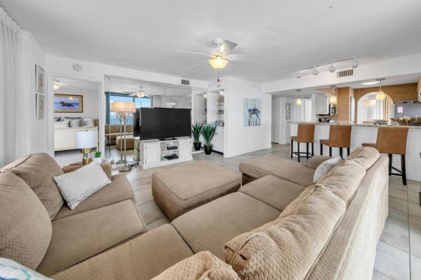 Nella foto è visibile l'oggetto Mainsail 131 - Beachfront 2BR with Free Seasonal Beach Service situato nella città di Destin.