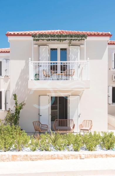 Na foto é possível ver o objeto 8 Homes localizado na cidade de Vathí.