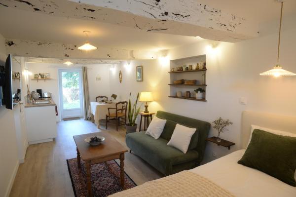 На фото показан объект Studio rénové calme avec extérieur proche Rennes, расположенный в городе Laillé.