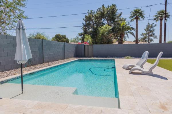 写真にはフェニックス市にあるModern Arcadia Lite Oasis Pool Heater BBQが写っています。