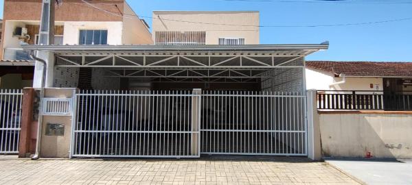 Na zdjęciu widoczny jest obiekt EXCELENTE CASA A 300 M DO BETO CARRERO położony w mieście Penha.