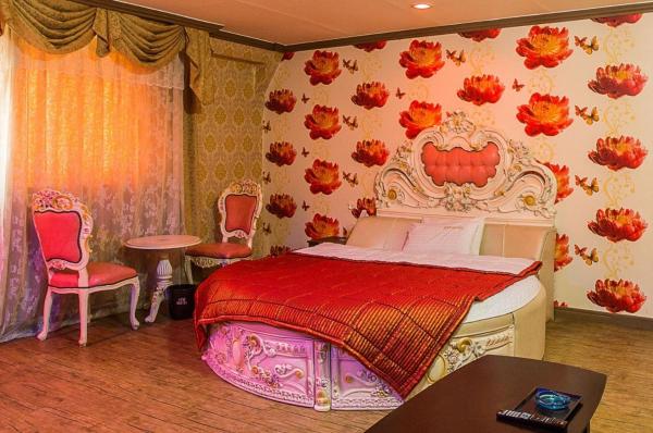 Na zdjęciu widoczny jest obiekt Shine Motel położony w mieście Onch'ŏn-il-tong.