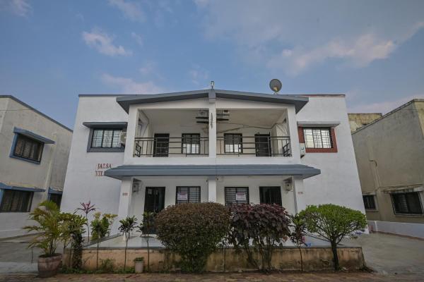 The photo shows the Jalsa Villas located in the city of Vani.