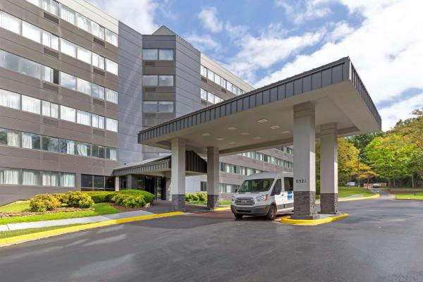 The photo shows the Clarion Hotel & Suites BWI Airport North located in the city of Brooklyn Park.