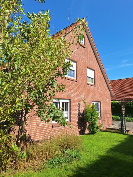 The photo shows the NEU! Ferienhaus Wattentraum mit Sauna located in the city of Dornum.