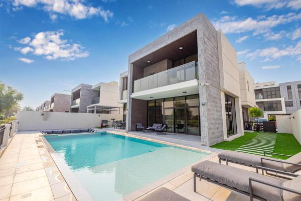 Daniels 5BR Villa with Private Pool at Damac Hills, Dubái