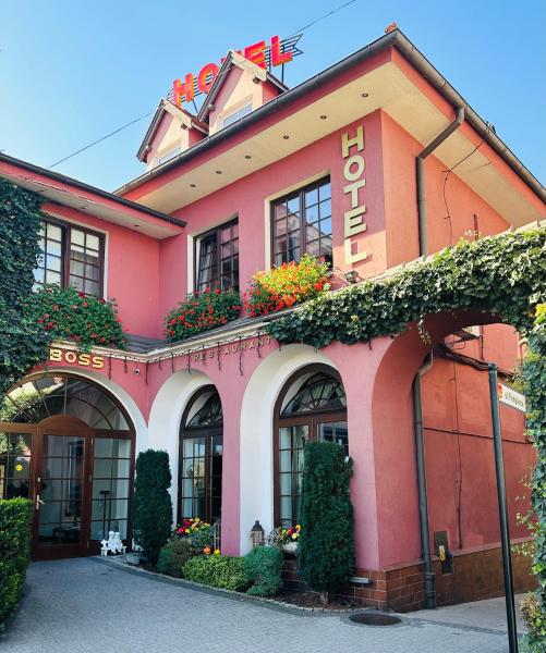 Na zdjęciu widoczny jest obiekt Hotel Restaurant Boss położony w mieście Miąskowo.