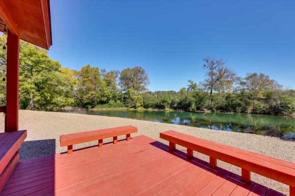 På billedet ses objektet Riverfront Arkansas Abode - Furnished Deck & Grill beliggende i byen Mount Ida.