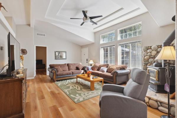 写真にはマーフィ市にあるNewly Renovated Retreat on 6 Acres, Discover Murphys Lodge with Scenic Views!が写っています。