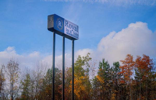 写真にはアクロン市にあるRoyal Inn & Suitesが写っています。