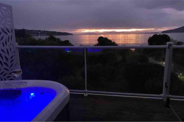 Na zdjęciu widoczny jest obiekt Beachfront House - Hot Tub, Ocean Views, Private Beach Pathway położony w mieście Nubeena.