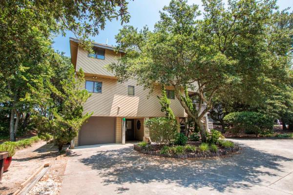 A la foto es mostra l'objecte Oceanside, Hot Tub, Community Pools, Close to beach, Community Amenities, 733, Sandy Paws situat a la ciutat de Corolla.