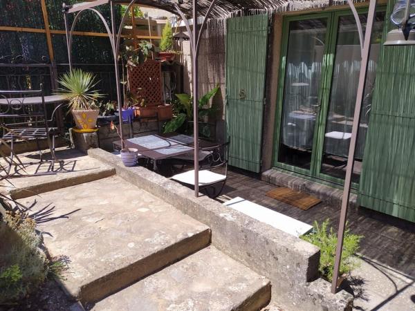 På bilden syns objektet Au petit Florian en Provence som ligger i staden Apt.