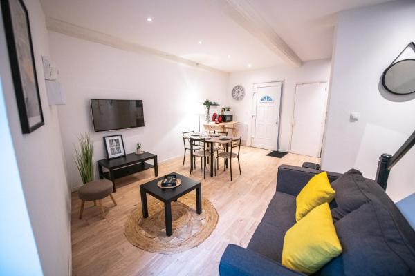Na fotografii je vidět objekt KASA LORETTE - WIFI - TV - 2 chambres nacházející se ve městě Lorette.