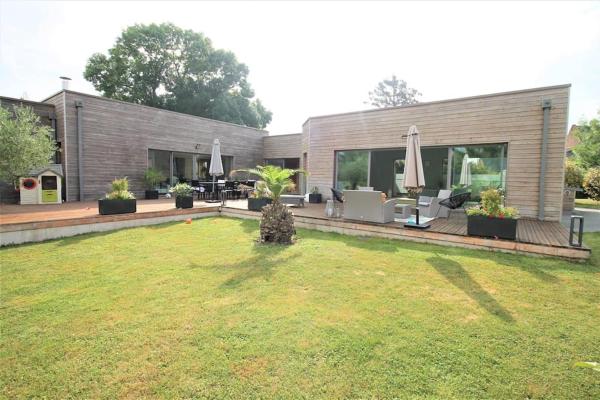Auf dem Foto ist das Objekt Villa d’architecte avec piscine chauffée in der Stadt Maretz zu sehen.