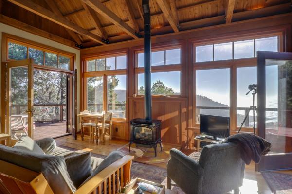 На фото показан объект Romantic Ridgetop Escape with Hot Tub Near Mendocino, расположенный в городе Albion.