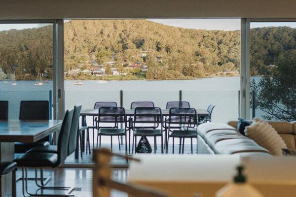 Kuvassa näkyy kohde 11 East Gosford Luxury Waterfront House with Private Wharf, joka sijaitsee kaupungissa Gosford.