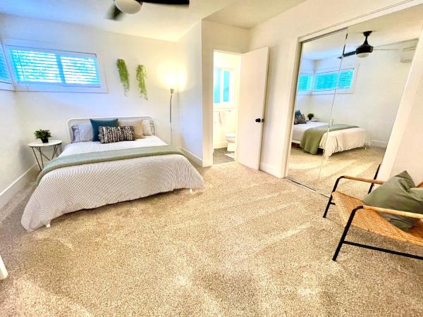 På billedet ses objektet Cosy condo with modern kitchen, spacious lounge and private garden beliggende i byen Redding.