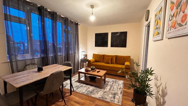 På billedet ses objektet Cozy 2 Bedroom Apartment close to Town Centre beliggende i byen Woking.