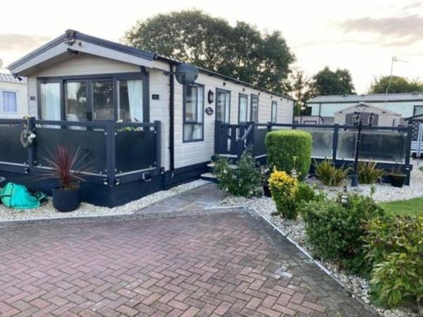 A la foto es mostra l'objecte 2 Bed, 2 Bath Lodge Style Caravan with Hot Tub & Private Garden at Patrington Haven Leisure Park situat a la ciutat de Welwick.