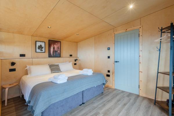 Zdjęcie 1: Rustic Cabins, sea views from rewilded farm with Highland Cows