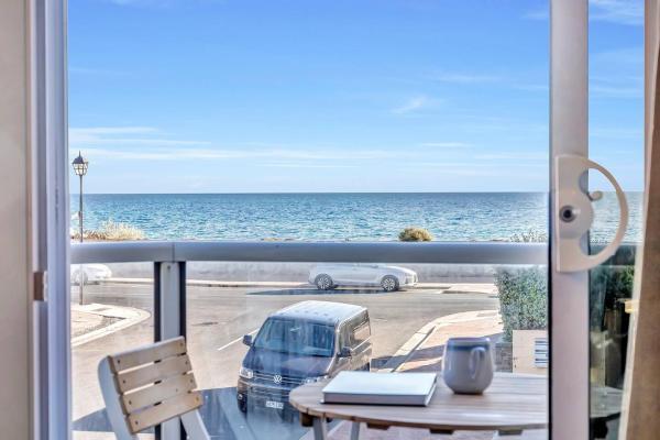 A la foto es mostra l'objecte The Beach Pad - Breezy Bohemian Oceanfront Oasis situat a la ciutat de Adelaide.